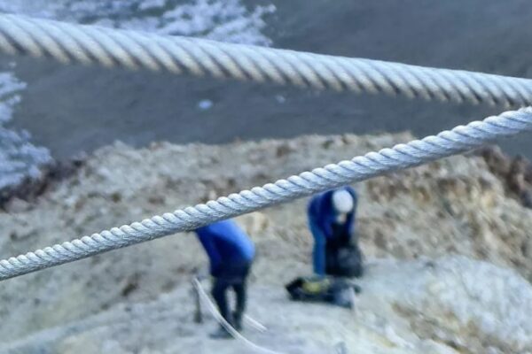 Instalaron un cable de acero a más 4000 metros de altura en el Domuyo