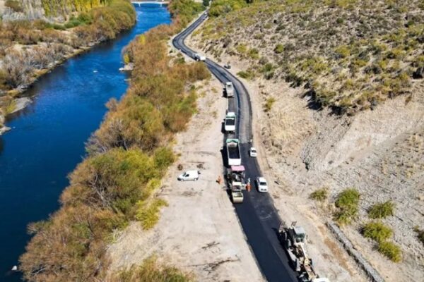 Ya está llegando el nuevo asfalto hasta el puente cerca del Rahue