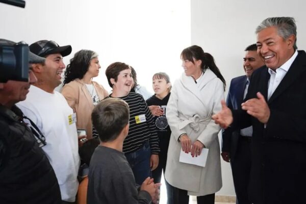 El gobernador entregó viviendas en San Patricio del Chañar
