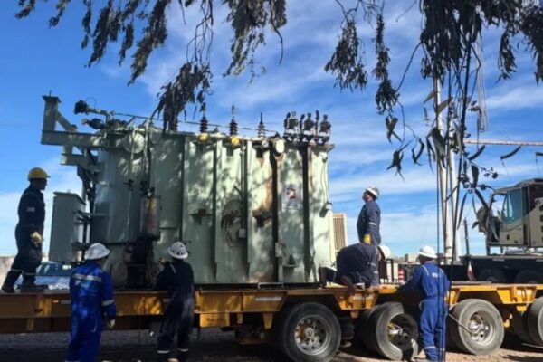 Trasladan un transformador del EPEN hacia Zapala