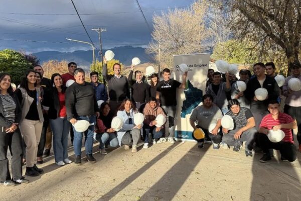 Estudiantes de albañilería y electricidad recibieron ropa y elementos de seguridad