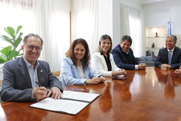 Provincia firmó convenios con los municipios para ejecutar obras priorizadas