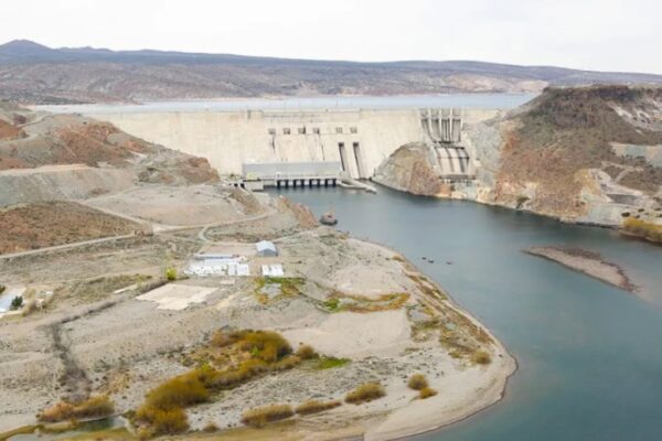 Neuquén y Río Negro analizan los pliegos para la venta de las represas hidroeléctricas