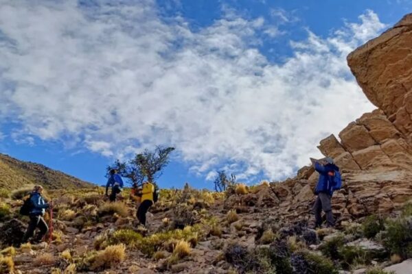 Una travesía imperdible por los ríos de lava del volcán Tromen