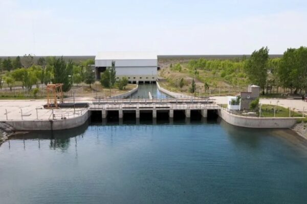 Provincia firma contrato para llevar agua a la meseta