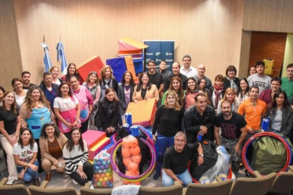 Entrega histórica de material de educación física a escuelas de toda la provincia