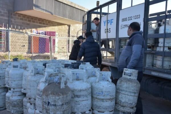 Fuerte inversión para acompañar a las familias neuquinas con garrafa social y leña