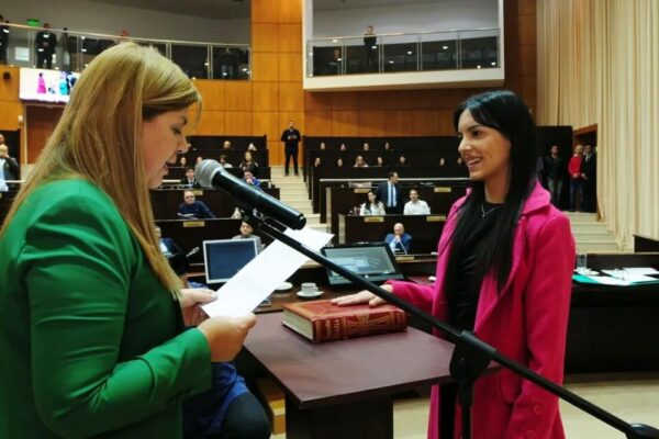 Ríos cruzó a Ruiz: las democracias no se sostienen en relatos personales