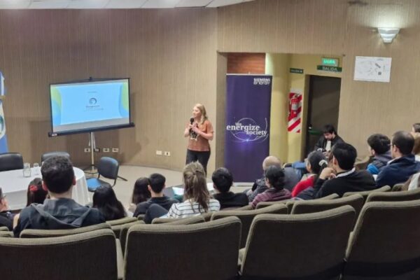 Jóvenes y sectores sociales abordan la Transición Energética Justa en Neuquén