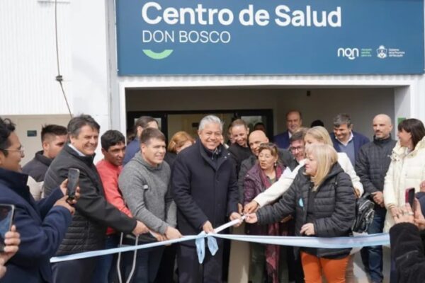 Figueroa inauguró un centro de salud en Neuquén y entregó diez ambulancias
